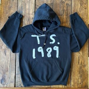 Taylor Swift T.S. 1989 hooded sweatshirt size medium swifties